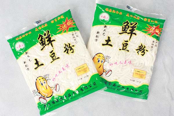 土豆粉真空机可以采用塑料复合膜、塑料铝箔复合膜等材质为包装材料
