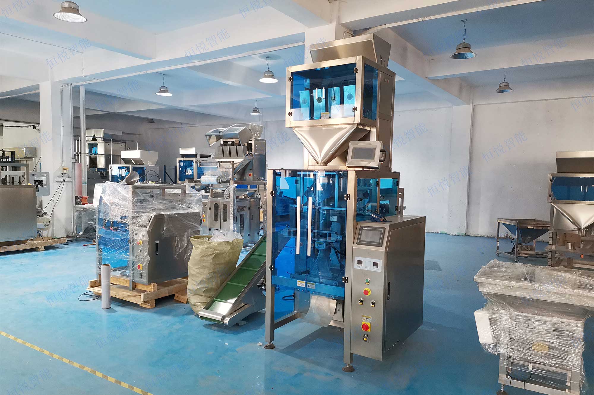 全自动颗粒称重深夜网站在线播放械设备是一种机械给料装置与传感器称重装置结合的一种定量装袋机械